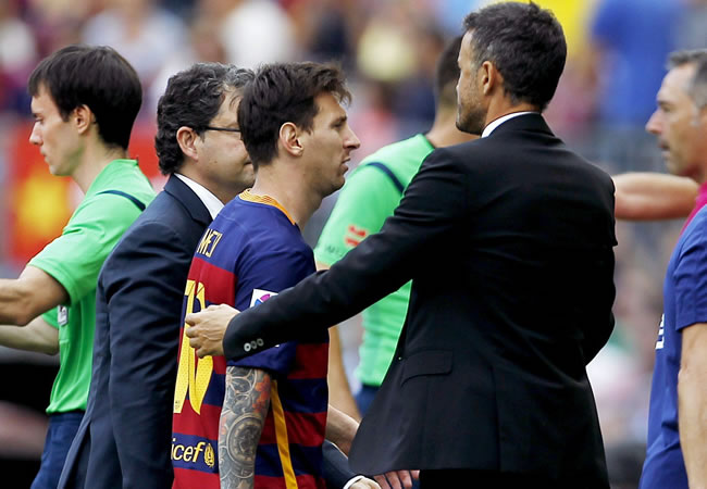 El delantero argentino del FC Barcelona Leo Messi se retira lesionado junto a su entrenador, Luis Enrique Martínez (d) ante la UD Las Palmas. Foto: EFE