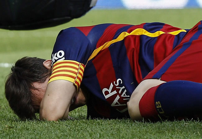 El delantero argentino del FC Barcelona Leo Messi se lesiona durante una jugada en el partido de la sexta jornada de Liga en Primera División ante la UD Las Palmas. Foto: EFE