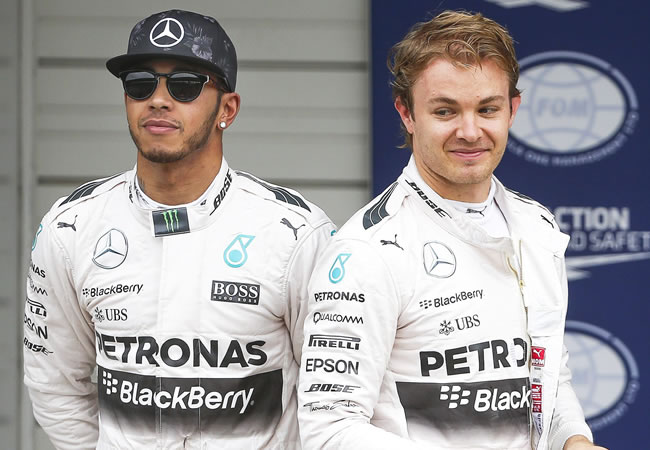 German Formula One driver Nico Rosberg (R) of Mercedes AMG GP and his British teammate Lewis Hamilton (L) react at the end of the qualifying session at the Suzuka. Foto: EFE