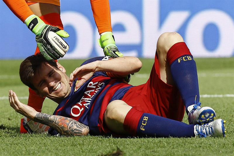 Messi sufrió la rotura de ligamento interno y no jugará unas ocho semanas. Foto: EFE