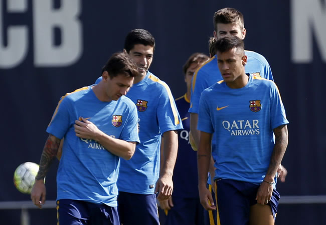 Los jugadores del FC Barcelona, Messi (i), Suárez (2i), Piqué (2d) y Neymar (d), durante el entrenamiento. Foto: EFE