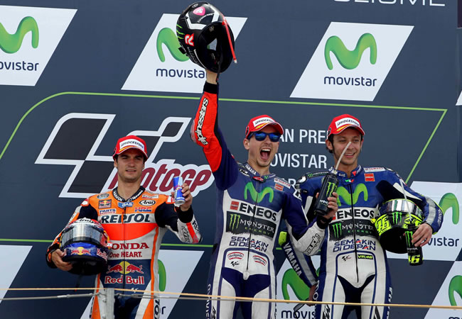 Los pilotos Jorge Lorenzo (c), Dani Pedrosa (i) y Valentino Rossi (d) celebran en el podio el primer, segundo y tercer puesto, respectivamente, en el Gran Premio de Aragón. Foto: EFE