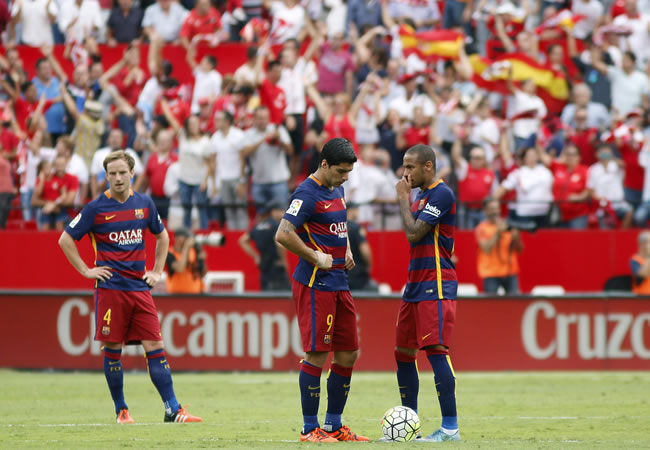 El centrocampista croata Ivan Rakitic (i), el delantero uruguayo Luis Suárez (c), y el delantero brasileño Neymar Jr. (d), del FC Barcelona, tras encajar el segundo gol del Sevilla. Foto: EFE