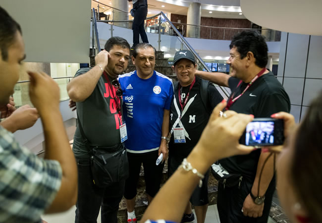 El DT argentino de la selección de fútbol de Paraguay, Ramón Díaz (c), ofrece declaraciones a periodistas. Foto: EFE
