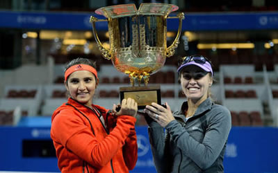 Martina Hingis y Sania Mirza ganan el dobles femenino a las hermanas Chan. Foto: EFE