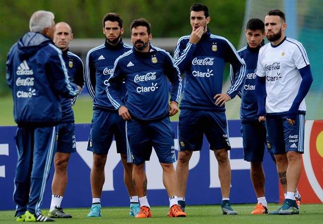 Jugadores de la selección argentina de fútbol en las instalaciones de la AFA en la localidad de Ezeiza en Buenos Aires. Foto: EFE