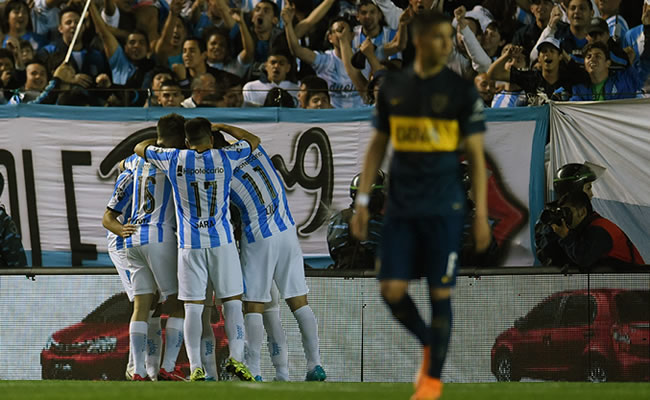 Boca Juniors perdió por 3-1 en su visita al Racing Club y, aunque aún mantiene el liderato absoluto en la clasificación. Foto: EFE