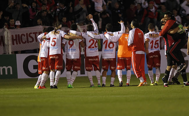Huracán clasificó a semifinales luego de empatar 0-0 con Defensor Sporting. Foto: EFE