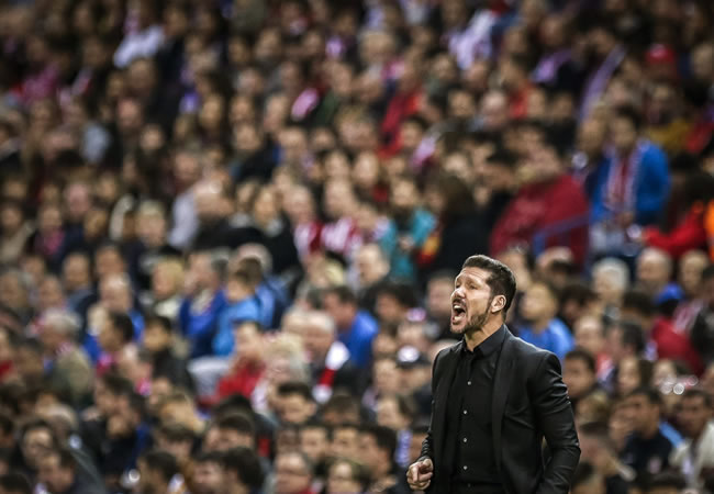 El entrenador del Atlético de Madrid, el argentino Diego Simeone, da instrucciones. Foto: EFE