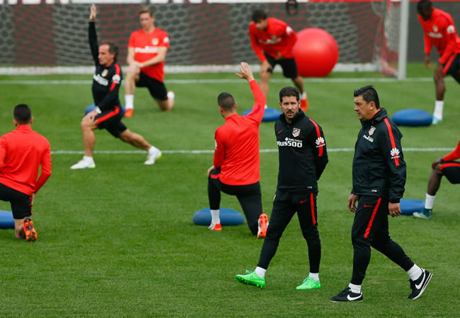 El entrenador del Atlético de Madrid, Diego Simeone (2-d), durante el entrenamiento del equipo esta tarde en el Calderón. Foto: EFE