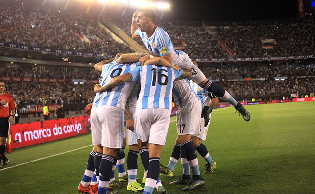 Argentina buscará sus primeros 3 puntos frente a Colombia. Foto: EFE
