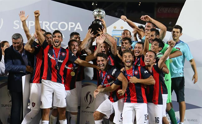 San Lorenzo celebra el título de la Súpercopa Argentina. Foto: EFE