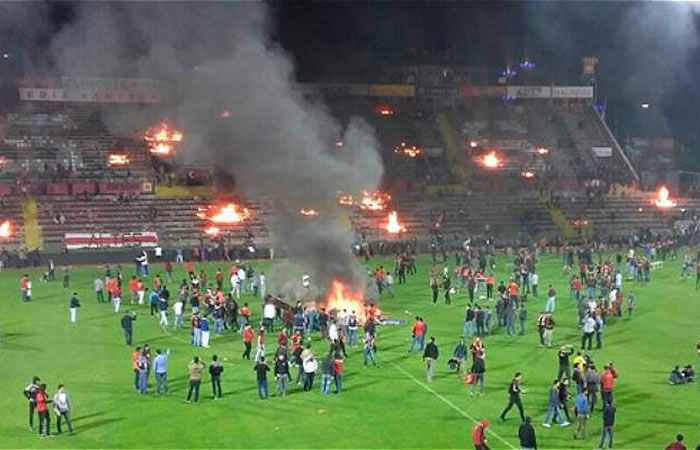 El estadio en llamas luego del descenso del Eskisehirspor. Foto: Twitter