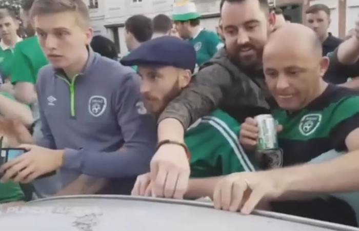 Los hinchas irlandeses dejan su dinero para reparara el auto. Foto: Youtube