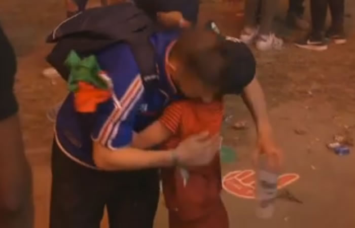 El niño portugués consuela al hincha francés. Foto: Youtube