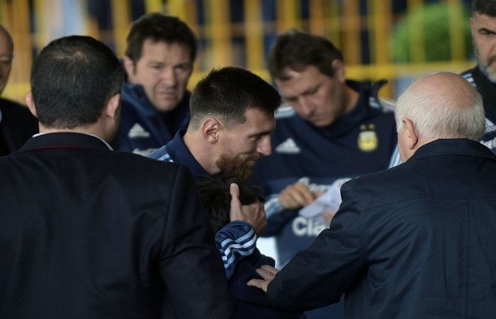 Messi abraza a niño uruguayo. Foto: AFP