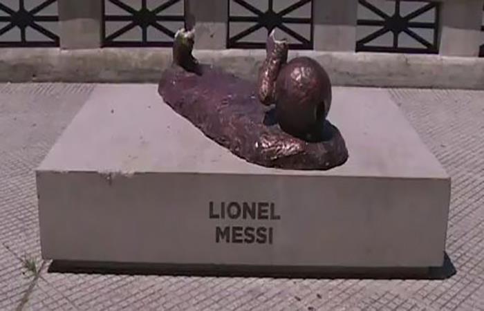Así quedó la estatua de Lionel Messi. Foto: AFP