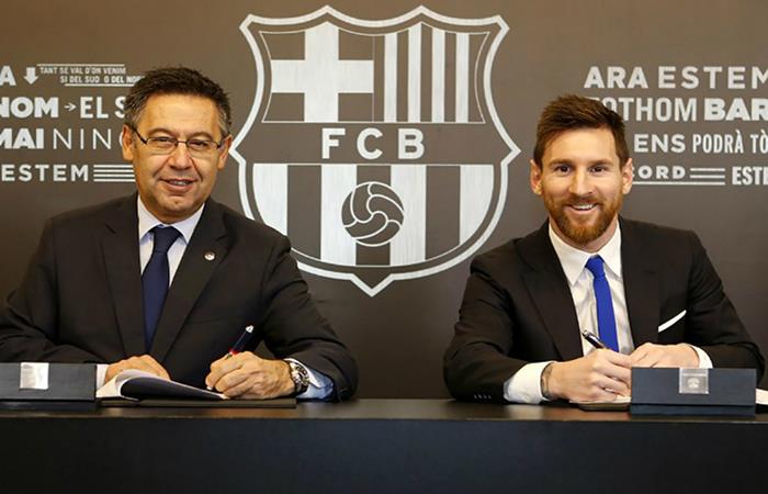 Lionel Messi y Josep María Bartomeu. Foto: AFP