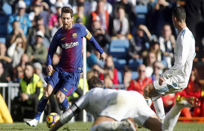 La increíble jugada de Messi descalzo. Foto: AFP