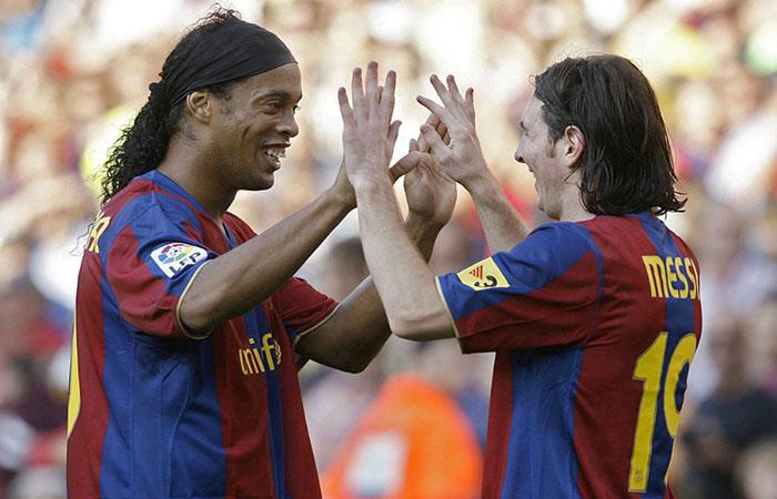 Lionel Messi y Ronaldinho fueron buenos amigos en el Barcelona. (AFP). Foto: AFP