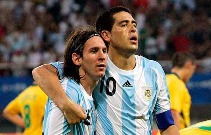 Juan Román Riquelme y Lionel Messi. (AFP). Foto: AFP