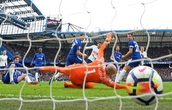 Se estiró y no llegó. Willy Caballero recibió tres goles del Tottenham. (AFP). Foto: AFP