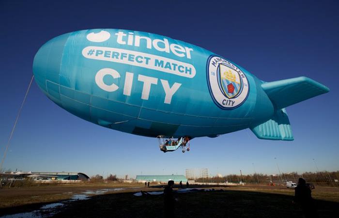 El globo del Manchester City y Tinder con el 'Perfect match'. Foto: Twitter