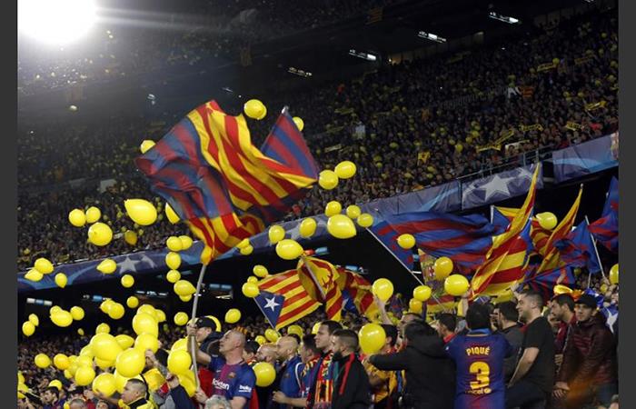 La hinchada del Barcelona lanzó globos amarillos a la cancha como protesta de independencia. (AFP). Foto: AFP