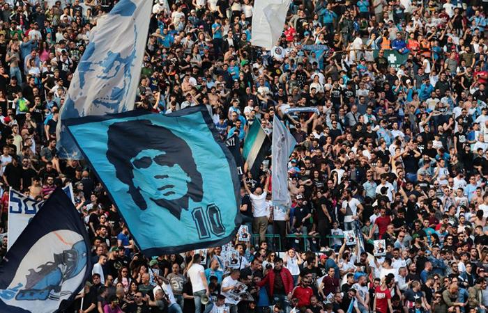 La bandera de la hinchada del Napoli que recordó a Diego Armando Maradona. (AFP). Foto: AFP
