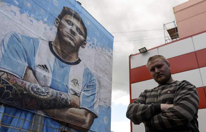 Sergey Erofeev junto al mural de Lionel Messi. Foto: AFP