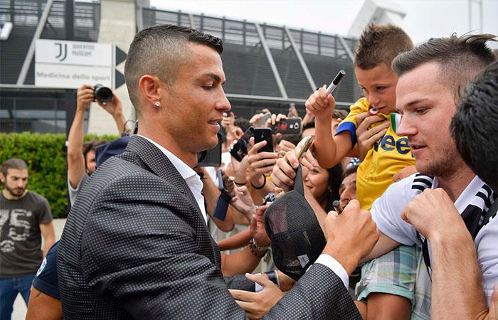 Cientos de hinchas reciben a Cristiano Ronaldo. Foto: Twitter