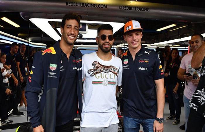 Sergio Agüero junto a Daniel Ricciardo y Max Verstappen. Foto: EFE