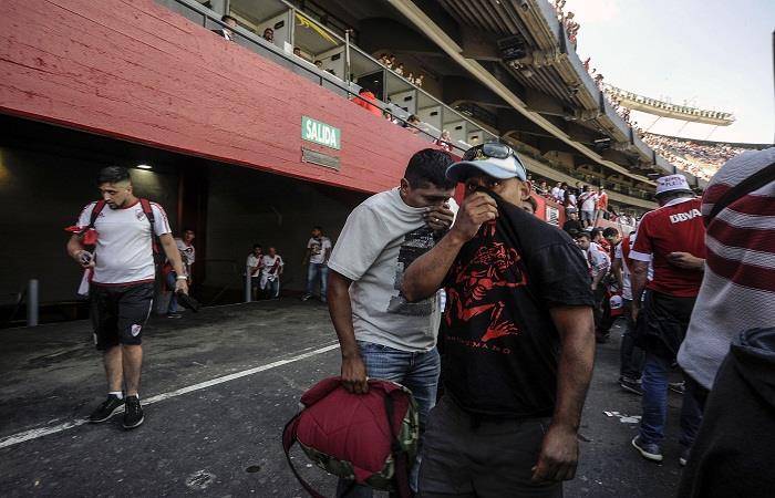 Algunos hinchas del "Millonario" fueron afectados por gas lacrimógeno. Foto: AFP