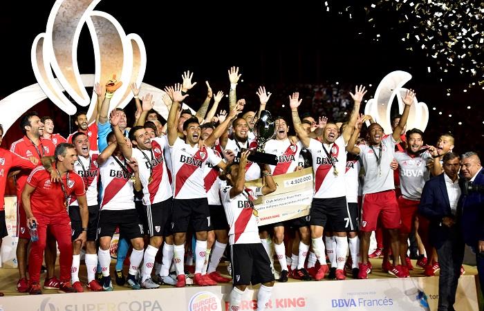 River Plate levantando la Supercopa. Foto: AFP