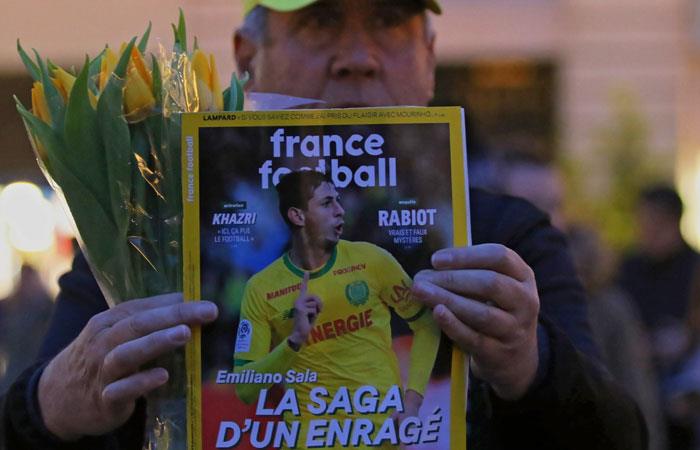 Un seguidor del Nantes, muestra la portada de la revista France Football con Emiliano Sala como protagonista. Foto: EFE