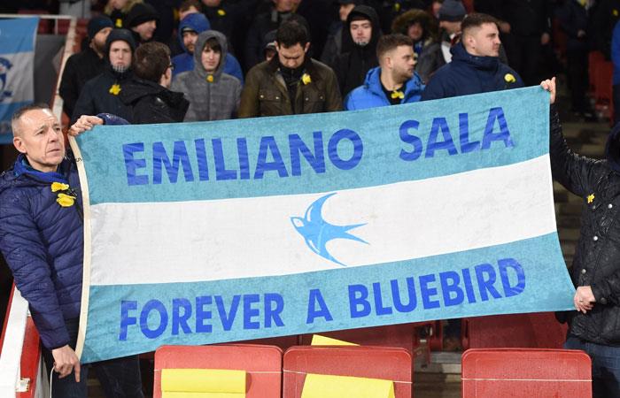 Fanáticos del Cardiff City con una bandera homenajeando a Emiliano Sala. Foto: EFE