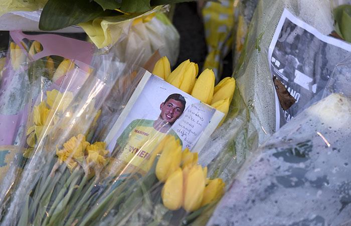 Flores amarillas para recordar a Sala. Foto: AFP
