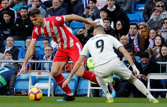 Pedro Alcalá controla la pelota ante el francés Karim Benzema. Foto: EFE