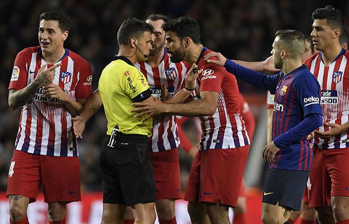 Diego Costa y la expulsión del árbitro Gil Manzano. Foto: AFP