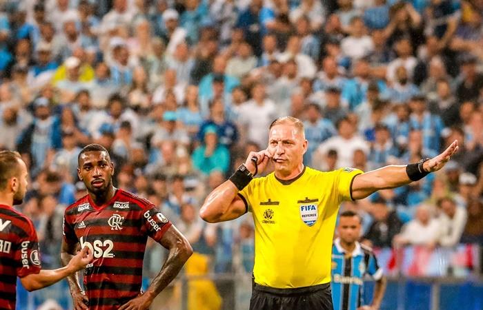 Nestor Pitana, protagonista en Gremio vs Flamengo. Foto: EFE