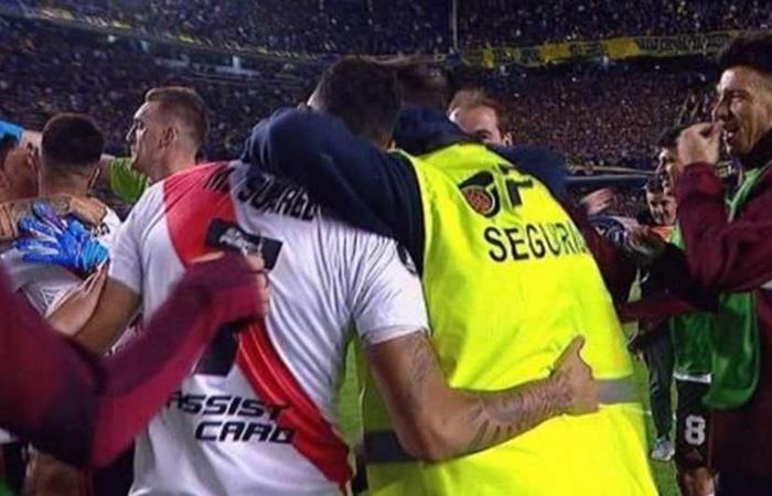 El empleado de seguridad fue expulsado por abrazar a los jugadores de River. Foto: Twitter