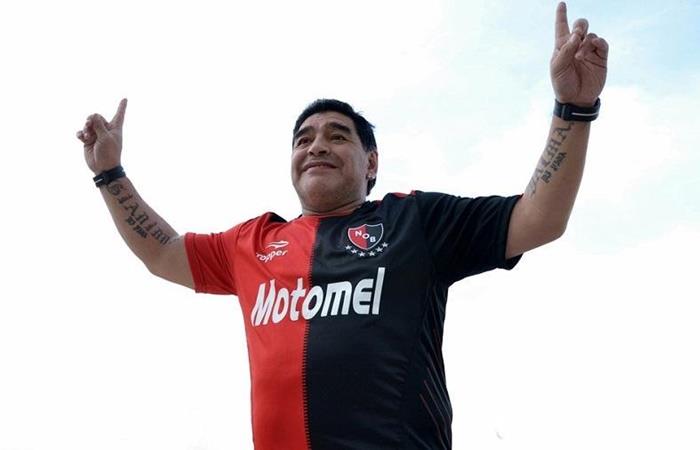 Diego Maradona vuelve a Newell's y Maxi Rodríguez lo recibe conuna cinta de capitán especial. Foto: Twitter