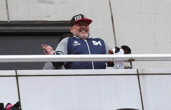 Diego Maradona salió a saludar a los hincahs de Newell's. Foto: Twitter