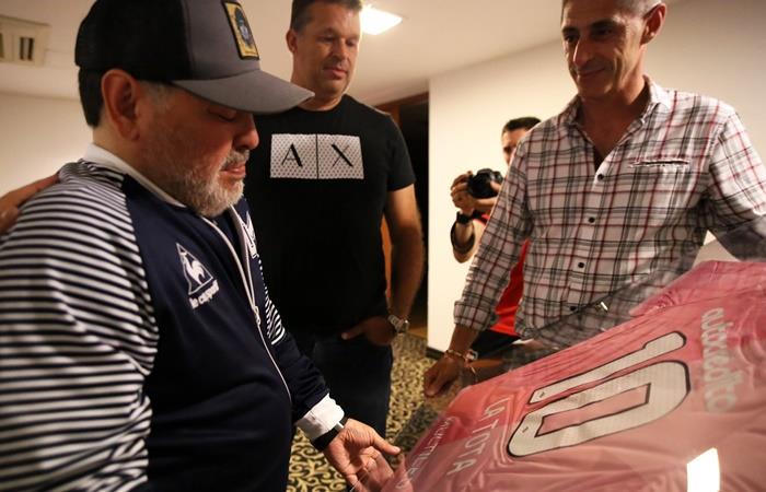 Diego Maradona recibió una camiseta con el nombre de su madre. Foto: Twitter