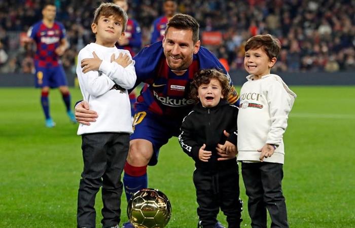 Lionel Messi presentó el Balón de Oro junto a sus hijos. Foto: Instagram