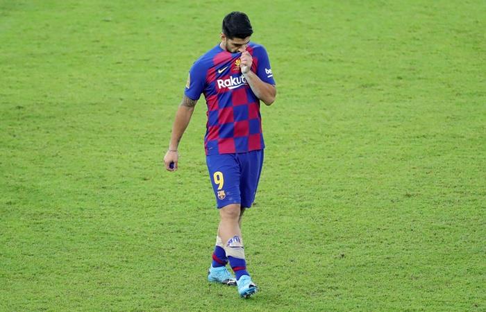 Luis Suárez deberá ser operado de la lesión en su rodilla derecha. Foto: EFE