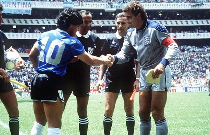 Shilton le dio la mano a Maradona, justo antes del inicio del partido ¦. Foto: Shutterstock