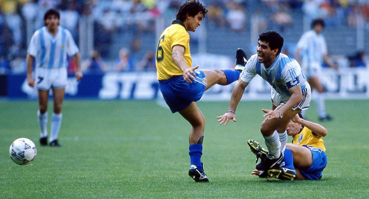 Diego Maradona fue barrido por tres rivales de Brasil. Foto: Twitter Difusión