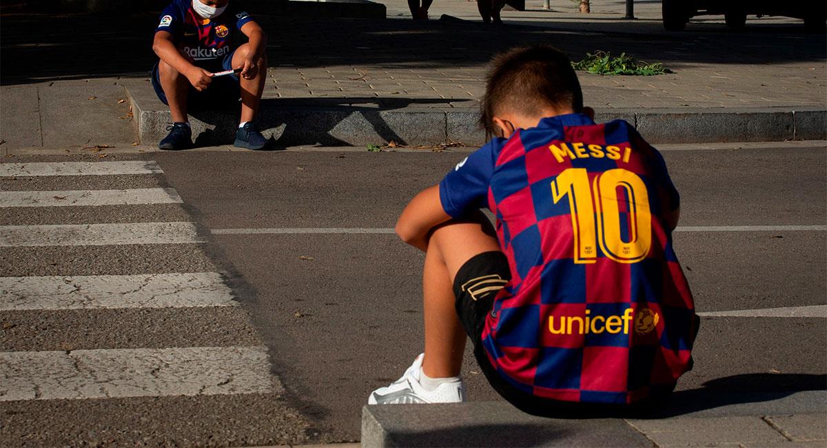 Un niño fue con todas las ganas del mundo para ver a Messi y nunca llegó. Foto: EFE