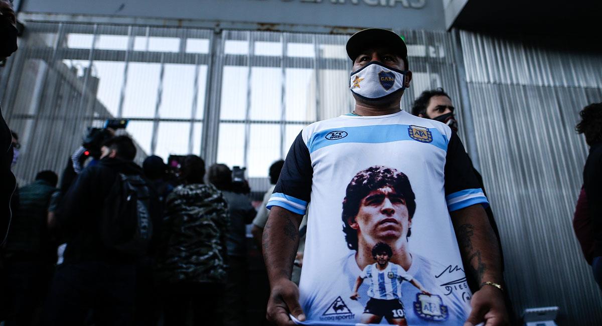 Hinchas a las afueras de la Clínica Olivos donde se encuentra Maradona. Foto: EFE